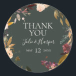 Sticker Rond Floral Bourgogne | Green Merci Wedding Favor<br><div class="desc">Cette florale bordeaux | vert merci mariage faveur classique rond autocollant est parfait pour votre boho rustique roux, vert foncé et or jardin mariage. Le design comprend une couronne ou un bouquet de pêche minimaliste à l'aquarelle, des fleurs rose, violettes et roses claires poussiéreuses, ainsi que des fleurs en cuivre,...</div>