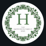 Sticker Rond Floral Christmas Wreath Family Nom monogramme<br><div class="desc">Floral Christmas Wreath Family Nom monogramme</div>