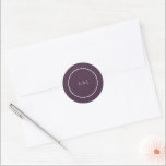 Sticker Rond Floral Moody noir et violet<br><div class="desc">Un bel ajout pour les enveloppes d'invitation. Nous sommes heureux de vous customiser plus loin,  n'hésitez pas à nous envoyer un message d'assistance.</div>