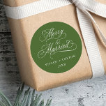 Sticker Rond Forest Green Merry & Marié Nouvelles mauvaises her<br><div class="desc">Elégante et romantique calligraphie tourbillonnant "Joyeux & Marié" script avec vos noms et année. Pour une personnalisation plus avancée de cette conception,  cliquez sur le BOUTON OUTIL DESIGN BLEU ci-dessus !</div>