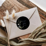 Sticker Rond Forêt sauvage Mariage noir<br><div class="desc">Cet autocollant rond à mariage floral sauvage est parfait pour une réception de mariage rustique. Ce design présente une aquarelle peinte à la main,  des fleurs de forêt sauvage blanches et bleues avec un feuillage vert dans un arrière - plan noir.</div>