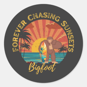 Sticker Rond Forever Chasing Sunsets Bigfoot Surf Noir