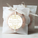 Sticker Rond Forever Gold Vintage Glamor Mariage Monogramme<br><div class="desc">Les stickers de mariage "Forever and Always",  d'inspiration vintage et élégante,  présentent un design décoratif orné de bordures avec un aspect brillant en or de champagne métallique. Personnalisez les autocollants ronds avec du texte monogramme personnalisé.</div>