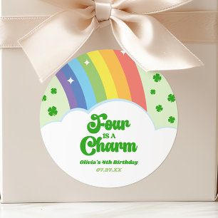 Sticker Rond Four Is A Charm Rainbow 4e fête d'anniversaire