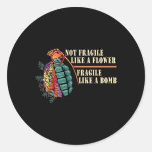 Sticker Rond Fragile Comme Une Fleur Mais Une Bombe Féministe