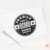 Sticker Rond Fragile Like a Bomb, funny girlie saying (Enveloppe)