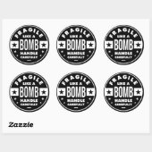 Sticker Rond Fragile Like a Bomb, funny girlie saying (Feuille)