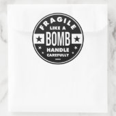 Sticker Rond Fragile Like a Bomb, funny girlie saying (Sac)