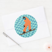Sticker Rond Freeride Snowboardeur En Costume Orange À damiers (Enveloppe)
