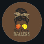 Sticker Rond Fréquente Élevage Ballers Softball Et Basketball M<br><div class="desc">Fréquenté Ballers D'Élévation Softball Et Basketball Maman Messy Bun Cadeau. Un cadeau parfait pour votre père, maman, papa, hommes, femmes, amis et membres de la famille le jour de Thanksgiving, Noël, Fête des mères, Fête des pères, 4 juillet, 1776 Jour indépendant, Fête des anciens combattants, Fête de l'Halloween, Fête de...</div>