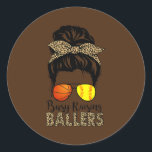 Sticker Rond Fréquente Élevage Ballers Softball Et Basketball M<br><div class="desc">Fréquenté Ballers D'Élévation Softball Et Basketball Maman Messy Bun Cadeau. Un cadeau parfait pour votre père, maman, papa, hommes, femmes, amis et membres de la famille le jour de Thanksgiving, Noël, Fête des mères, Fête des pères, 4 juillet, 1776 Jour indépendant, Fête des anciens combattants, Fête de l'Halloween, Fête de...</div>