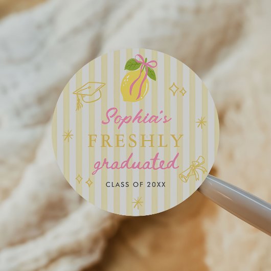 Sticker Rond Freshly Graduated Lemon Pink Bow Graduation