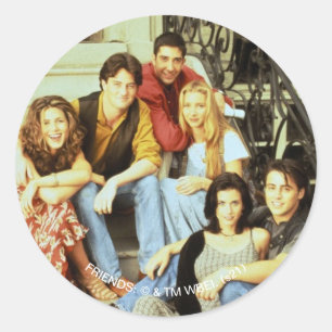 Sticker Rond FRIENDS™ Casting assis sur le perron
