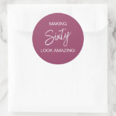 Sticker Rond Fuchsia : 60 ans, ça déchire ! Cadeau de fête (Sac)