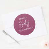 Sticker Rond Fuchsia : 60 ans, ça déchire ! Cadeau de fête (Enveloppe)