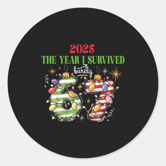 Sticker Rond Funny 2025 The Year I Survived Barely 67 Christmas (Devant)