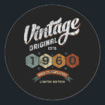 Sticker Rond Funny 65 Year Old 1960 Vintage 65th Birthday Gift<br><div class="desc">Célébrez En Style Avec Ce Cadeau D'Anniversaire Unique Et Amusant D'Inspiration Vintage! Ce Graphique D'Anniversaire Met En Lumière Parfaitement Votre Étape Spéciale. Que vous soyez âgé de 9, 21, 30, 40, 50 ans, ou que vous soyez âgé d'un autre âge, montrez fièrement votre statut légendaire avec Humour et nostalgie. Ce...</div>