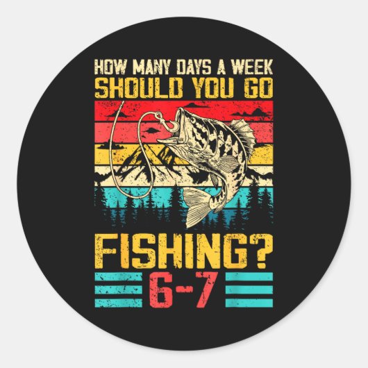 Sticker Rond Funny 67 How Many Days A Week Should You Go Fishin (Devant)