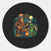 Sticker Rond Funny Bigfoot Alien Bbq Campfire 4 juillet Ameri (Devant)