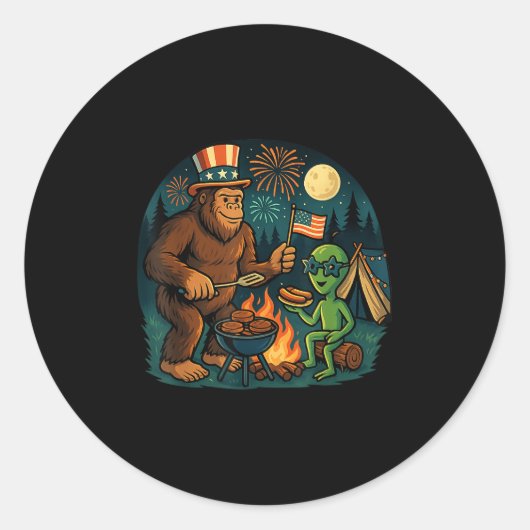 Sticker Rond Funny Bigfoot Alien Bbq Campfire 4 juillet Ameri (Devant)