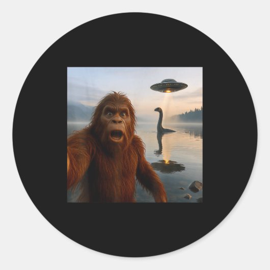 Sticker Rond Funny Bigfoot Selfie With Loch Ness Monster And Uf (Devant)