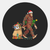 Sticker Rond Funny Bigfoot Steals Santa & Xmas Tree - Chris (Devant)