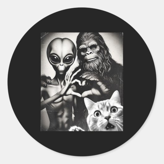 Sticker Rond Funny Cat Selfie With Romantic Bigfoot In Love Wit (Devant)