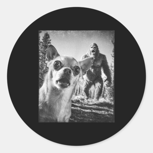 Sticker Rond Funny Chihuahua Selfie With Bigfoot Sasquatch Cryp (Devant)
