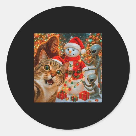 Sticker Rond Funny Christmas Cat Selfie With Bigfoot Alien &amp (Devant)