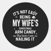 Sticker Rond Funny Christmas Its Not Easy Being My Wife's Arm C (Devant)