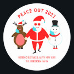 Sticker Rond Funny Christmas Peace Out 2021 Père Noël Face Mask<br><div class="desc">Un autocollant amusant pour vos cartes de fin de année ou un emballage cadeau pour célébrer la fin de 2021 avec un cool branché rétro Santa Claus, un bonhomme de neige et un renne avec leurs masques visage. En haut, vous pouvez personnaliser le texte "Peace Out 2021" et en bas...</div>