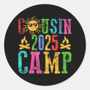 Sticker Rond Funny Cousin Camp 2025 Camping Crew Vacatio d'été