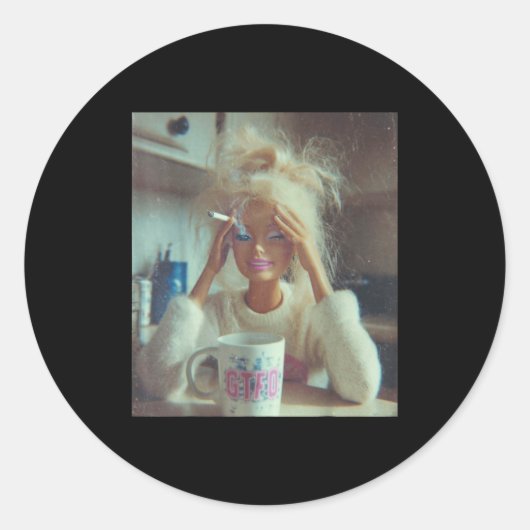 Sticker Rond Funny Disgusting Doll Face Meme Smoking Sad Sarcas (Devant)