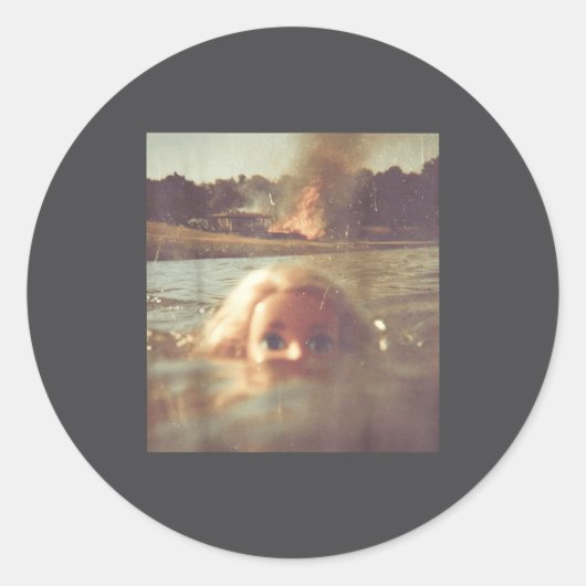 Sticker Rond Funny Doll Face Swimming Meme  (Devant)