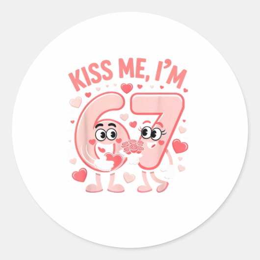 Sticker Rond Funny Kiss Me I'm 67 Cute Valentine's Day Couples  (Devant)