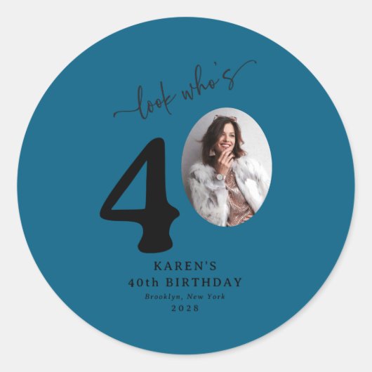 Sticker Rond Funny Look Whos 40 Stylish 40th Birthday  (Devant)