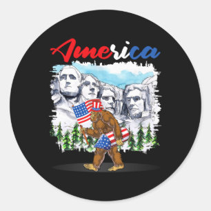 Sticker Rond Funny Mount Rushmore Bigfoot American Flag Indepen