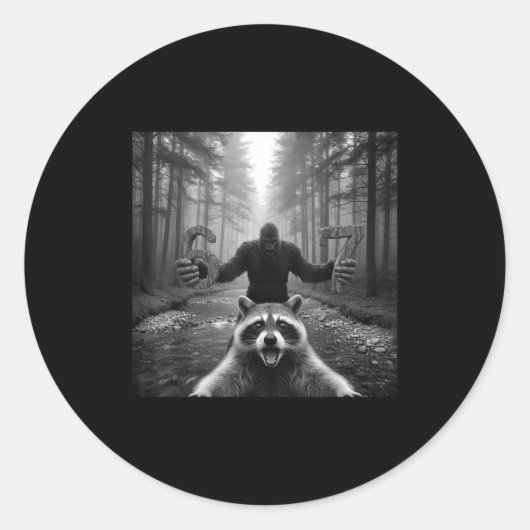 Sticker Rond Funny Raccoon Selfie With Bigfoot 67 Six Seven Mem (Devant)