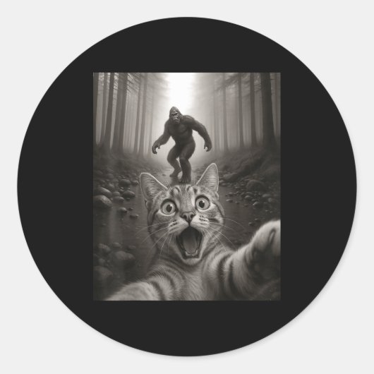 Sticker Rond Funny Surprised Ed Cat Selfie With Bigfoot Sasquat (Devant)