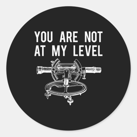 Sticker Rond Funny Surveyor Shirt, Not At My Level Land Surveyi (Devant)