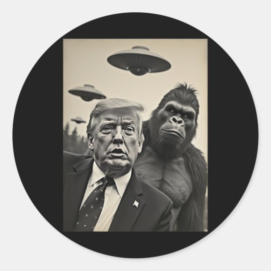 Sticker Rond Funny Trump Bigfoot Selfie Avec Ufos Alien Étrange (Devant)