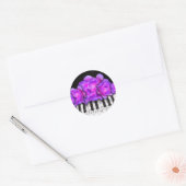 Sticker Rond Fushia Roses et piano Clavier et notes (Enveloppe)