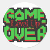 Sticker Rond Game Over, Level Up : Monde de jeu rétro pixelisé (Devant)
