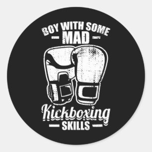 Sticker Rond Garçon avec des compétences de kickboxing complète