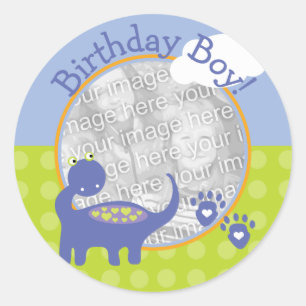Sticker Rond Garçon pourpre d'anniversaire de dinosaure avec la