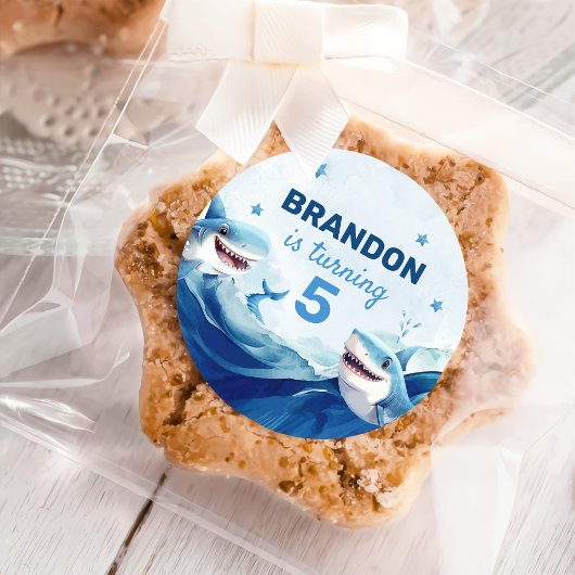 Sticker Rond Garçons sous l'océan marin requin 5e anniversaire