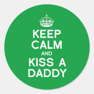 STICKER ROND GARDEZ VOTRE CALME ET EMBRASSEZ UN PAPA