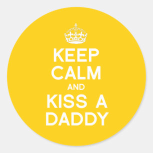 STICKER ROND GARDEZ VOTRE CALME ET EMBRASSEZ UN PAPA