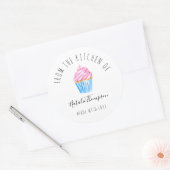 Sticker Rond Gâteau rose fait maison dans la cuisine de la pâti (Enveloppe)