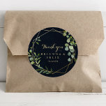 Sticker Rond Géométrique Bleu Vert Merci mariage Faveur<br><div class="desc">Cet autocollant géométrique bleu or vert merci mariage faveur classique rond est parfait pour un mariage simple. Le design présente de beaux feuilles verts peints à la main dans un arrière - plan bleu foncé, ornant un cadre géométrique doré. Faites de l'autocollant votre propre étiquette en incluant vos noms, l'événement...</div>